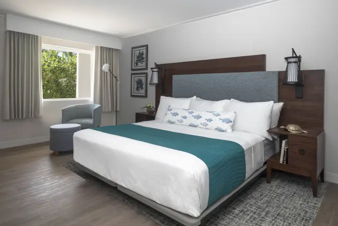 Image for room KSVA - sanibelislandbeachresort_king_standardviewaccesible.webp