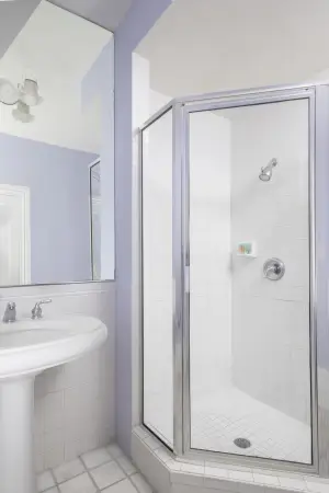 Image for room PQSV - pq_sealavender_bathroom 