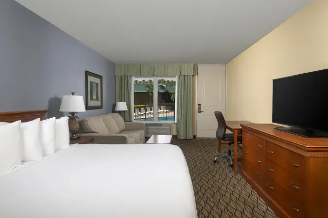 Image for room KPV - obivero_kpv_kingpoolview_bedroom.webp