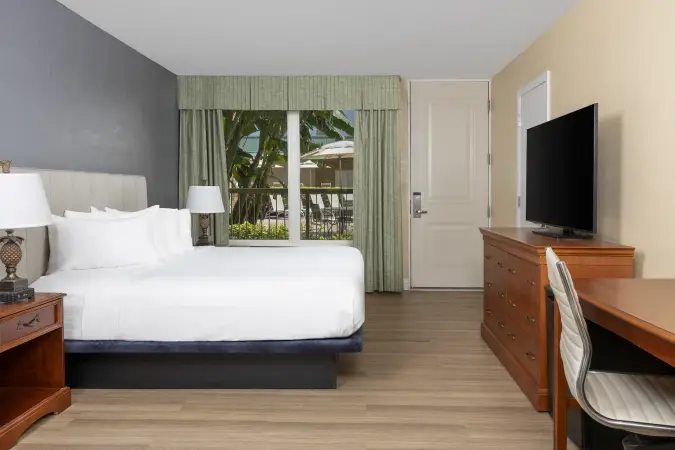 Image for room KPVA - obivero_kpva_kingpoolviewaccessible_bedroom.webp