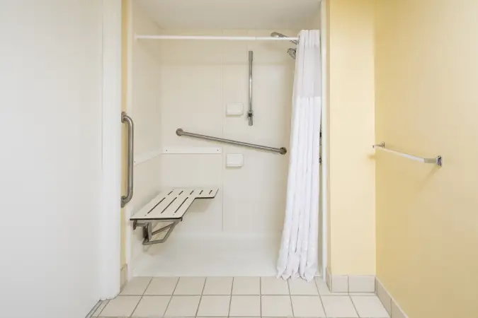 Image for room KPVAR - obivero_kpvar_kingpoolviewaccessiblerollin_bathroom