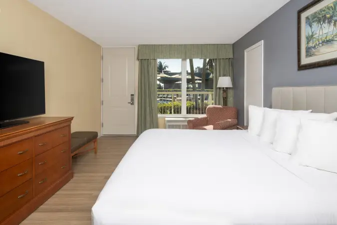 Image for room KPVAR - obivero_kpvar_kingpoolviewaccessiblerollin_bedroom.webp