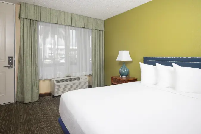 Image for room QSDA - obivero_qsda_queenstandardviewaccessible_bedroom.webp